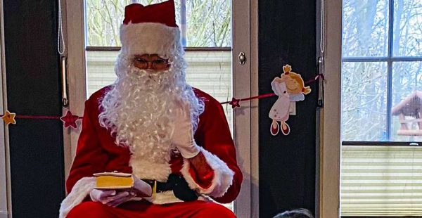 36105388-der-nikolaus-besucht-die-jungen-und-maedchen-traditionell-bei-einer-kleinen-feier-im-therapiezentrum-in-buecken-ein-highlight-fuer-die-kinder-meinen-1xMGyjUEksfe